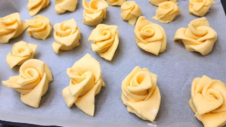 Jednoduché tvarohové růžičky sypané cukrem