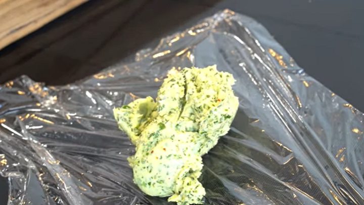 Bylinkové máslo s medvědím česnekem a chilli