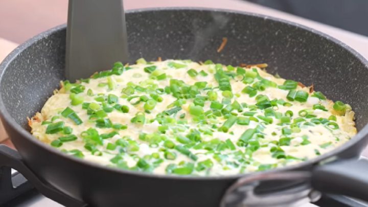 Křupavý bramborák s vejcem a cibulkou