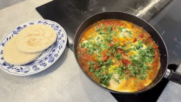 Šakšuka s rajčaty, vejci a paprikou