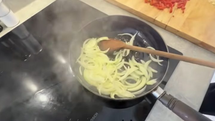 Šakšuka s rajčaty, vejci a paprikou