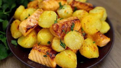 Pečené brambory s lososem na medu