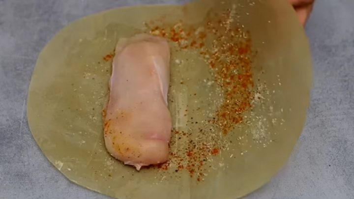 Kuřecí kapsa v papilotě se sýrem a rajčaty