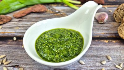 Pesto z medvědího česneku s parmezánem