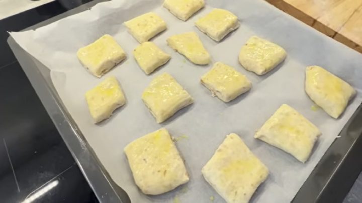 Masopustní škvarkové pagáče z kynutého těsta