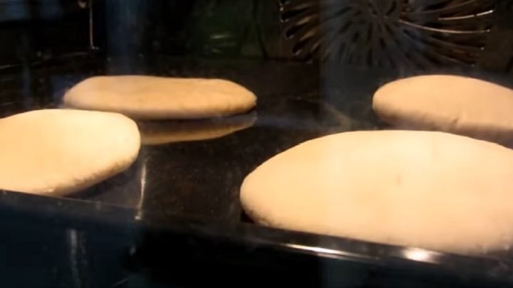 Domácí pečený pita chléb z kynutého těsta