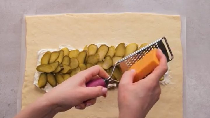 Motaný závin se slaninou a smetanovým sýrem