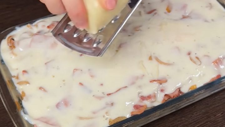 Zapečené brambory se šunkou a bešamelem