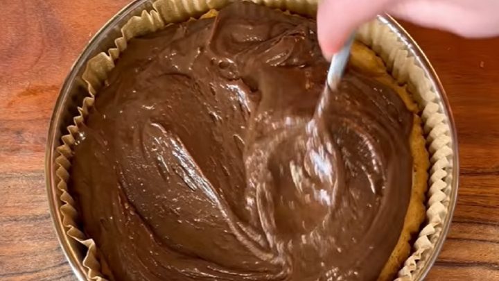 Dort z odpalovaného těsta s čokoládovým krémem