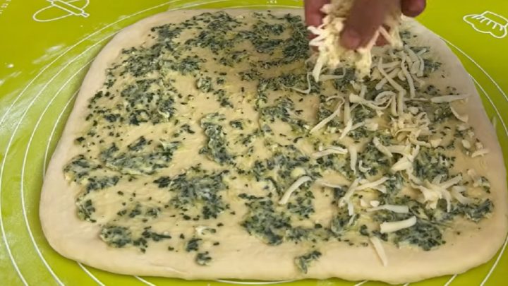 Trhaný česnekový chléb z kynutého těsta