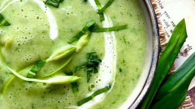 Polévka z medvědího česneku a brambor