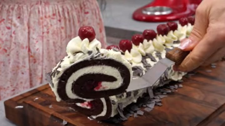 Schwarzwaldská roláda s třešněmi