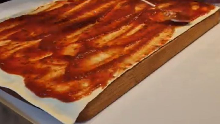 Slaninové tyčinky se sýrem a rajčaty