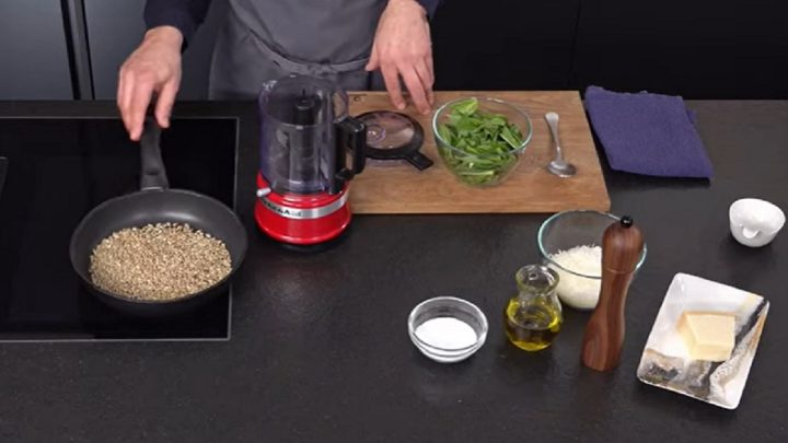 Pesto z medvědího česneku s parmezánem