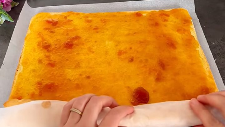 Klasická roláda s marmeládou a kokosem