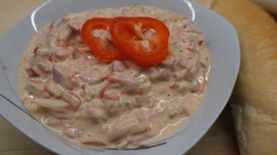 Rumcajs salát s kyselou okurkou a paprikami