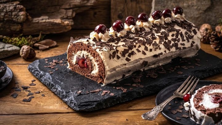 Schwarzwaldská roláda s třešněmi