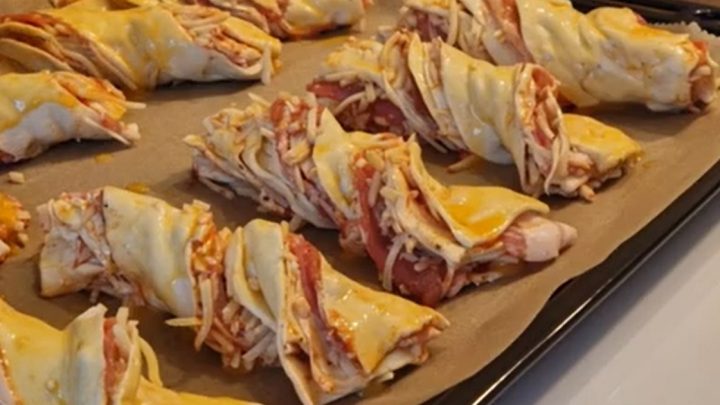 Slaninové tyčinky se sýrem a rajčaty