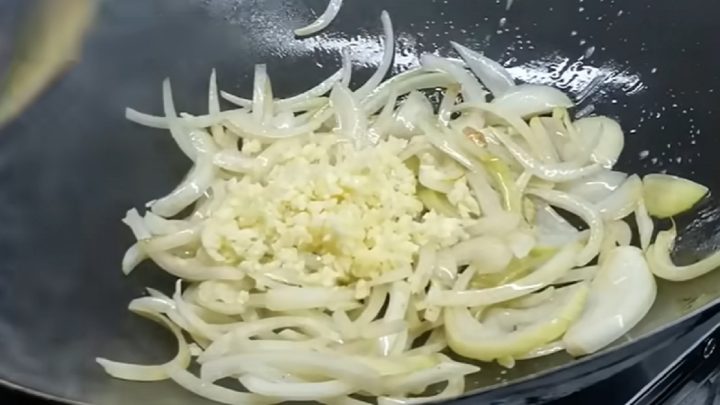 Bůček na česneku a cibuli s badyánem