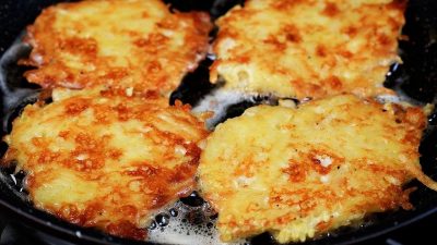 Smažené bramborové placky se sýrem