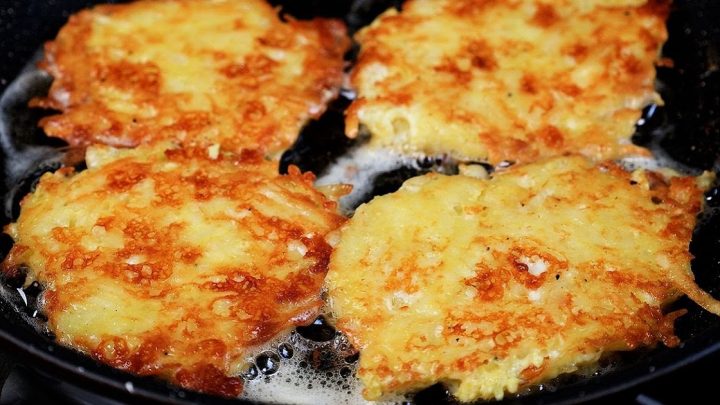 Smažené bramborové placky se sýrem