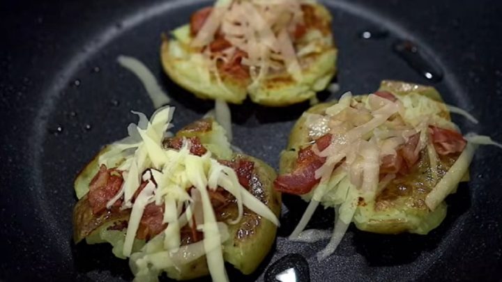 Smažené brambory se slaninou a sýrem