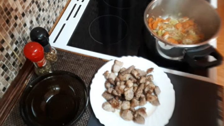 Vepřová plec na mrkvi a pórku s rozmarýnem