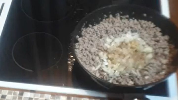 Domácí ďábelské tousty s mletým masem