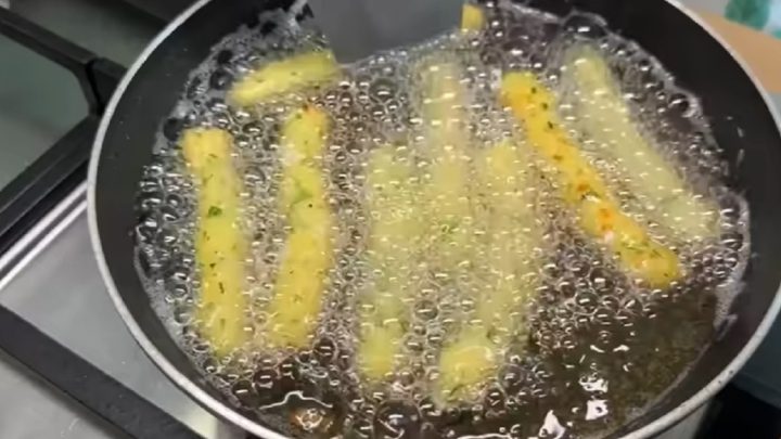 Smažené bramborové tyčinky s mozzarellou