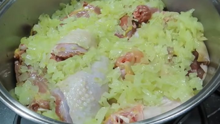 Netradiční kuřecí guláš na červeném víně