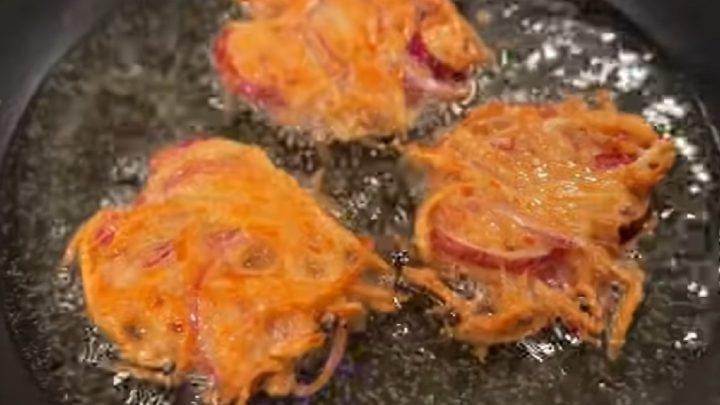 Cibulové bramboráky v kefírovém těstíčku