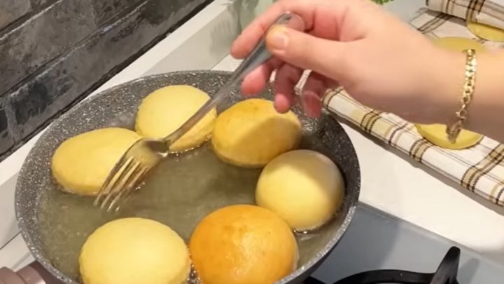 Nadýchané domácí koblihy s vanilkovým krémem