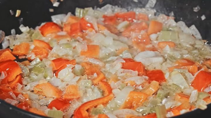 Kuřecí polévka s nudlemi a zeleninou