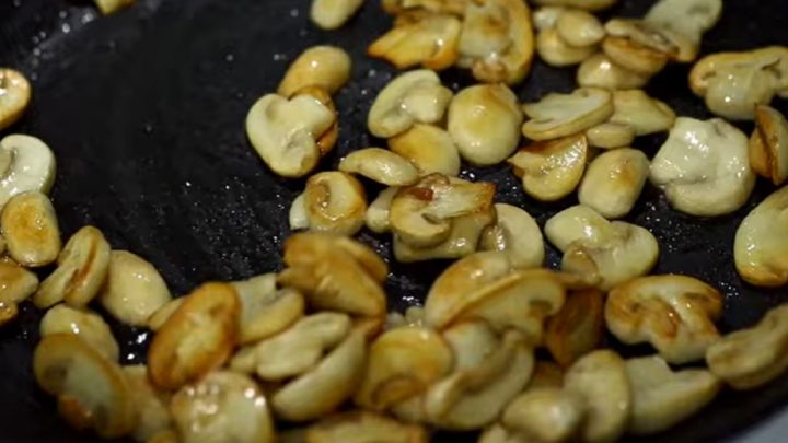 Těstoviny s mletým masem a houbami