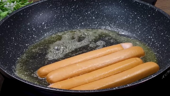 Chleba ve vajíčku s párkem a sýrem