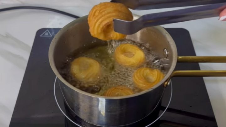 Rychlé smažené věnečky z odpalovaného těsta