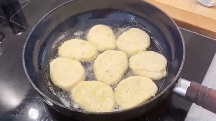 Škvarkové placky se zelným salátem