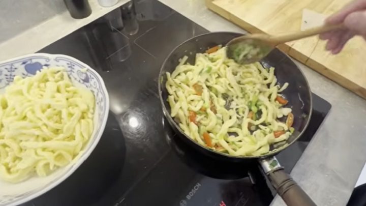 Domácí špecle se slaninou a rajčaty