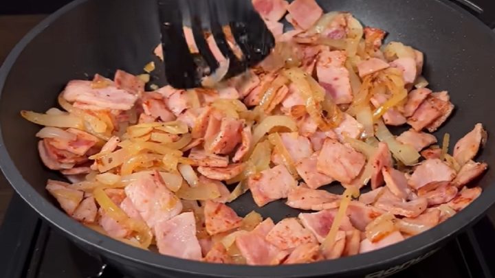 Zapečené brambory se šunkou a bešamelem