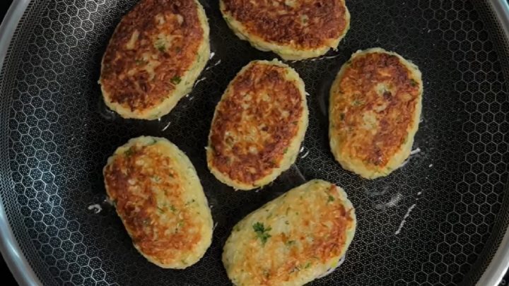 Smažené zelné karbanátky s omáčkou