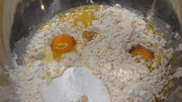 Rychlé hrnkové muffiny s rybízem a čokoládou