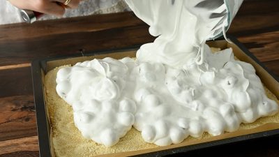 Sněhový koláč s hrozny a mandlemi