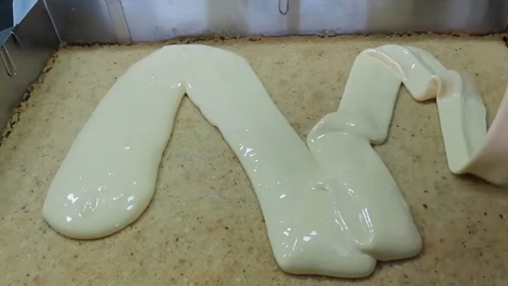 Vrstvené čokoládové řezy s ořechy