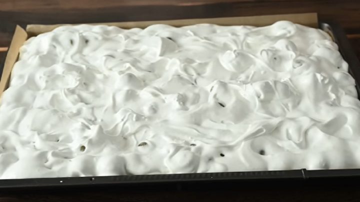 Sněhový koláč s hrozny a mandlemi