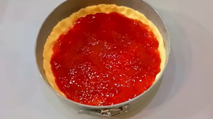 Vrstvený koláč s jahodovou marmeládou