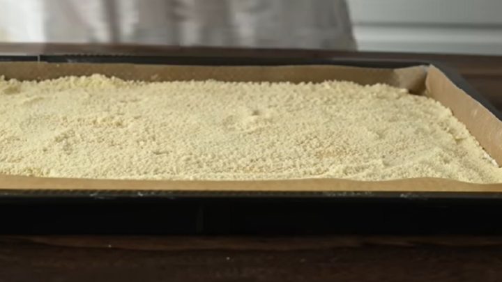 Sněhový koláč s hrozny a mandlemi