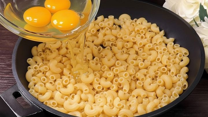 Těstovinová pizza se sýrem a oreganem