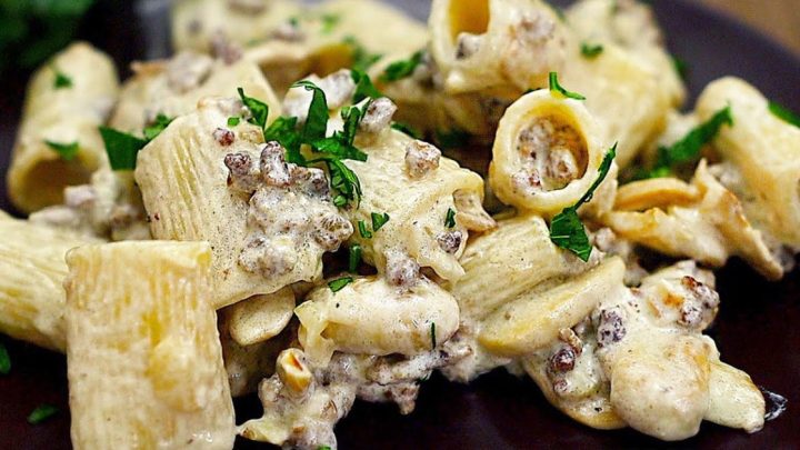 Těstoviny s mletým masem a houbami