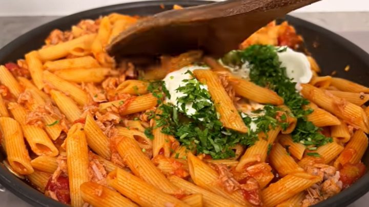 Těstoviny s rajčatovou omáčkou a tuňákem