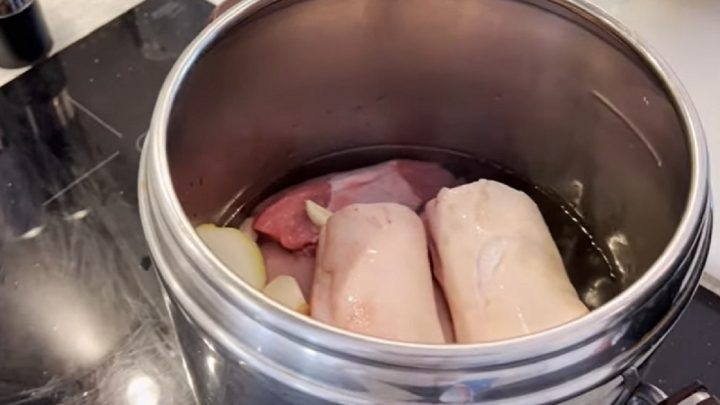 Lahůdková huspenina s cibulovým salátem